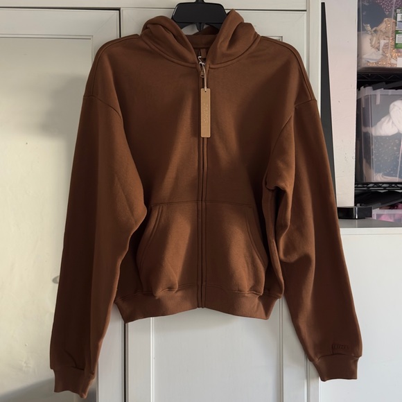 SKIMS Tops - Skims Cotton Fleece Classic Zip Up Hoodie in Bison Size Small